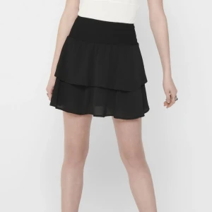 Kjol  - Säljer min svarta Volangkjol som är använd få gånger. Passar som både topp o kjol💕