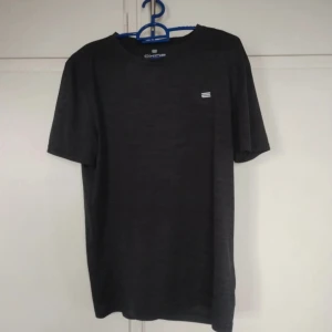 Svart t-shirt från Oxide - Säljer en stilren svart t-shirt från Oxide i storlek S. Den är gjord av 100% polyester vilket gör den lätt och bekväm. Perfekt för vardagsbruk eller träning. T-shirten har en enkel design med en liten logga på bröstet.