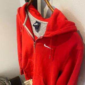 Nike Zip Hoodie - 9/10 skick - använd med sällan och med omsorg Storlek S