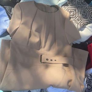 Karen millen kläning - Hej! Säljer denna eleganta klänningen från Karen millen. Säljer den för 450 och den kostar betydligt dyrare i affären samt hos andra återförsäljare, så skynda fynda.