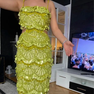 Klänning  - Säljer den populära slutsålda klänningen från ASOS, storlek S, använd i 2 timmar endast, pris kan diskuteras och köparen står för frakt, vid fler frågor kan ni kontakta mig.💚