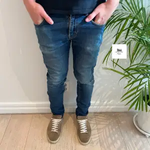 J.lindebeg jeans slitna | Skick - 9/10 | Size - 31/32 | Pris - 449kr | Modellen är ca 182cm lång | Fraktar via postnord eller instabox på köparens bekostnad | Hör av dig vid minsta fråga eller fundering // 