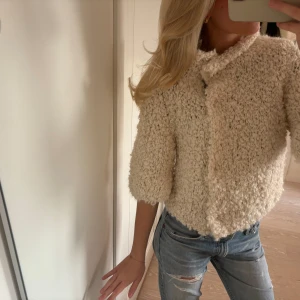 Trekvartsärmad kofta - Sååå fin trekvartsärmad kofta😍 köpt secondhand men står tyvärr inget märke:( fint skick