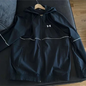 Under armour jacka - Helt ny jacka den är oanvänd  Fick den som födelsedagspresent men använder ej pga har en annan jacka,  ny pris 939kr