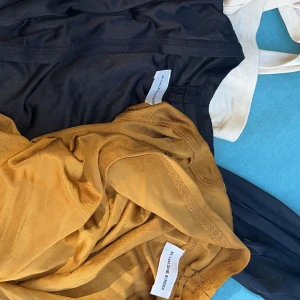 malene birger omlott tröjor - Hej! Har en svart, vit och gul/ orange malene birger omlott tröja. Säljes för 500 kr st, som ny kostar en 3800/st. Skynda fynda har aldrig hunnit använda dom då jag har extremt mycket kläder. 