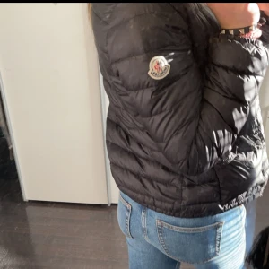 moncler din jacka  - skit snygg moncler din jacka. knappt använd. Bra skick. 💕💕
