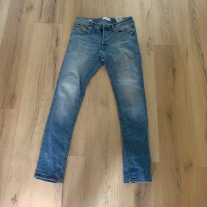 Slim jeans - Tja, säljer ett par slim jeans från Jack&Jones (Slim/Glenn). Det är storlek 30/30. De är i mycket bra skick. Tveka inte på att höra av dig vid funderingar! Mvh // Joel