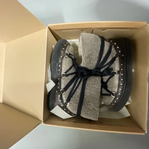 Inuikkis - Säljer dessa cooola inuikkis men silver detaljer längst kanterna och ljusgrå Teddymaterial. De har använts omhändertagets!! 😍🥰Och är perfekt nu till hösten. 🐝🐝 Nypris 4000 men säljer för 2500 och kan diskuteras!