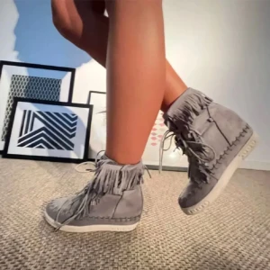 Gråa fransskor - Använda 5-7 gånger  Bra skick inga defekter! Mina älsklings skor som tyvärr blivit lite för små för mig🥹 Pris kan diskuteras!💘💘 Sista bilden e min egna