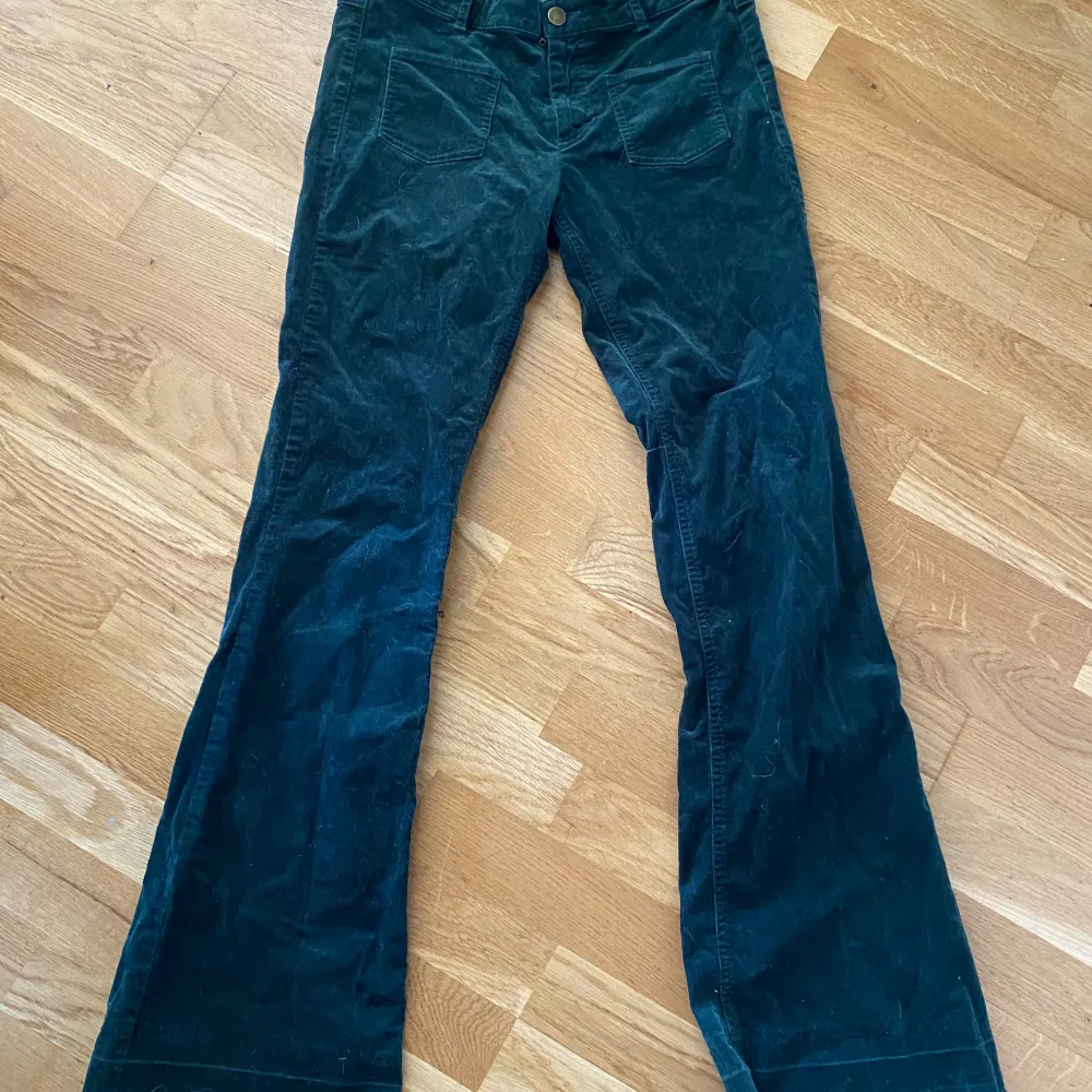 Mörkgröna manchesterbyxor från zara strl 40 men mer som en 38! Har sprättat sömmen längst ner för o göra de längre! . Jeans & Byxor.