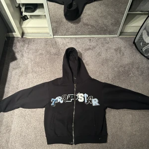 Trapstar hoodie - UNIK Trapstar Zip  Riktigt skönt material Storlek M  Använd Max 3 gånger