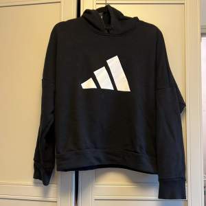 Hoodie adidas använd men bra skick. Storken l men mer som m. 