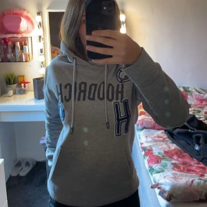 Hoodrich   - Säljer min gråa Hoodrich hoodie i storlek xs då den aldrig kommer till användning. Hoodien är i bra skick, priset går även att diskutera. 