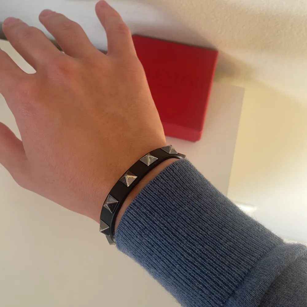 GIWEAWAY! Kör nu en giweaway på ett svin snyggt valentino armband i väldigt fint skick då jag har ett antal!😁| Allt som behövs göra är att följa mig, likea samt skriva klar till mig! |Vinner avslutas den 25:de och kontaktas privat😁 . Accessoarer.