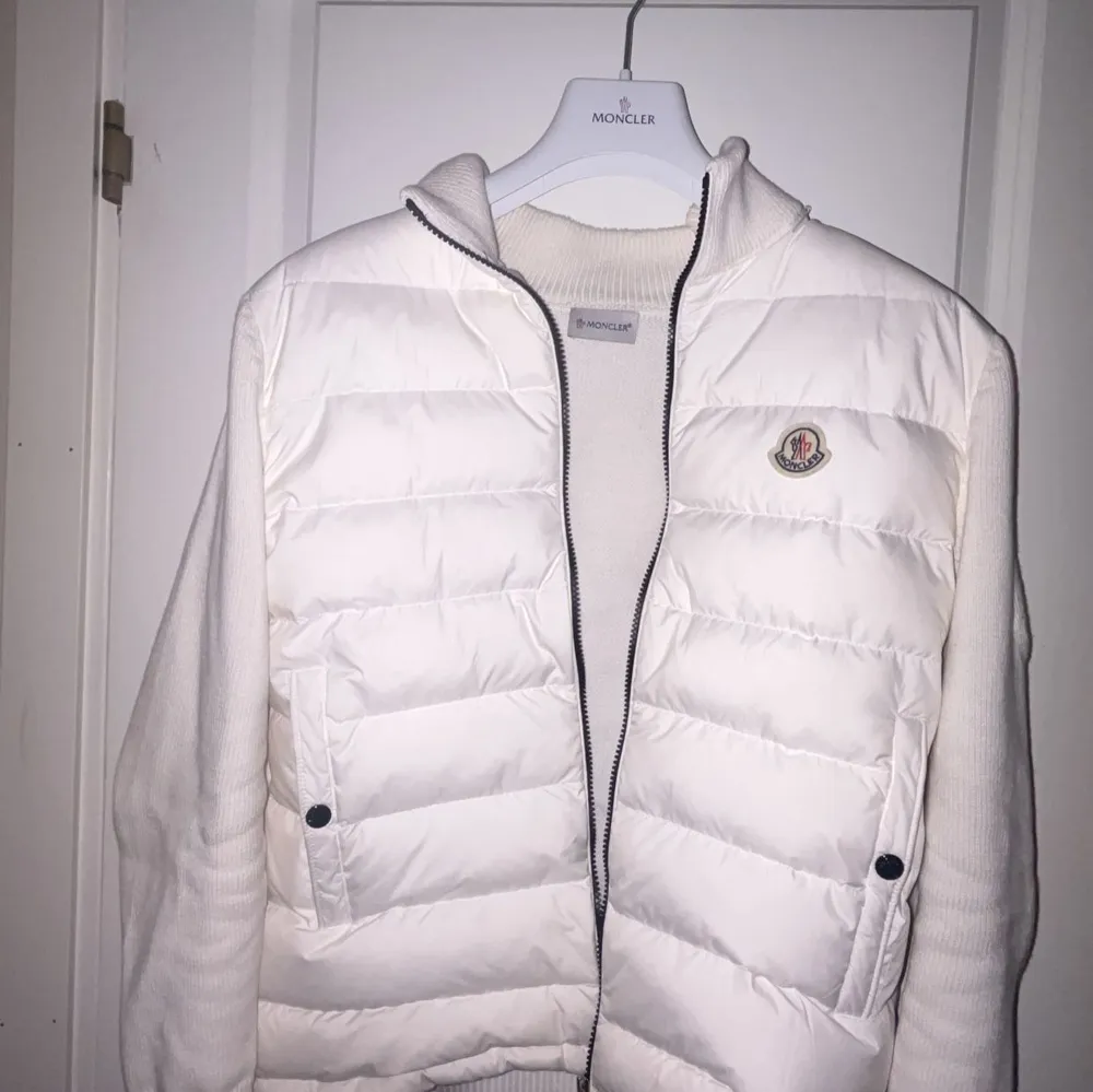 Moncler cardigan  Size M/L Använd 1 gång . Jackor.