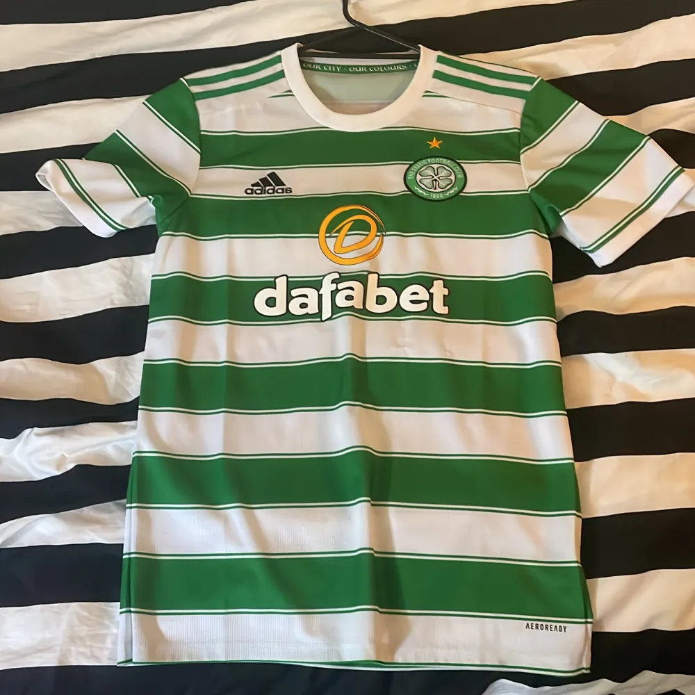 Säljer nu rkt fet Celtic hemmaställ, passar till det mesta och sitter bra. Finns inga defekter på den, köpt på Adidas för 699kr, Hör av er vid fler frågor! . T-shirts.