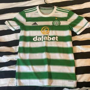 Celtic Fotbollströja  - Säljer nu rkt fet Celtic hemmaställ, passar till det mesta och sitter bra. Finns inga defekter på den, köpt på Adidas för 699kr, Hör av er vid fler frågor! 