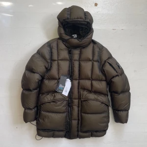 CP Company DD shell down jacket - säljer min gröna cp company jacka, 100% äkta, tags, authenticated på grailed osv. varm o go. den här ett litet litet lagat hål vid armen, (inget som syns) PRISET ÄR INTE FAST‼️ kom privat vid frågor eller fler bilder