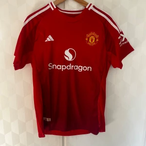 Manchester United Hemma Kit 24/25 - Unitedt Jersey, storlek L. Nypris ca 1100kr. Aldrig använd 👍