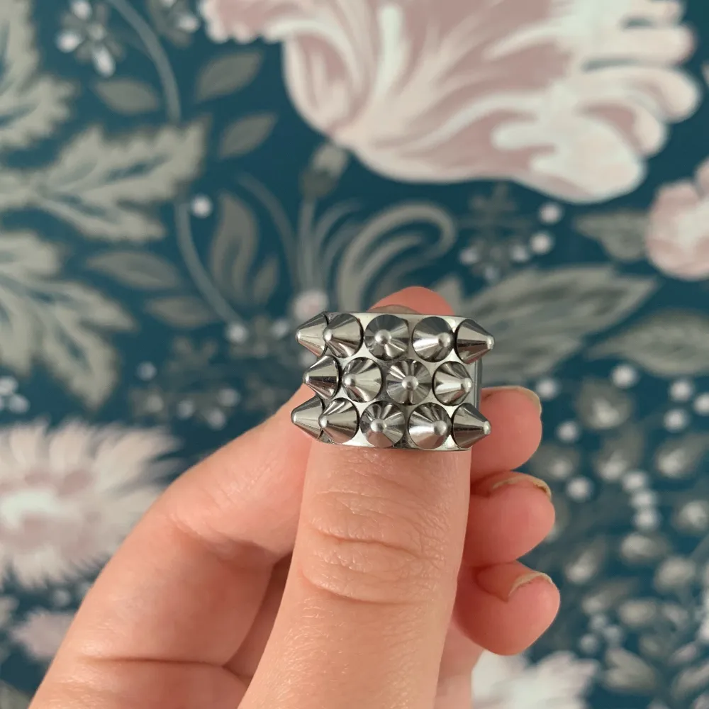 Säljer min Edblad ring då den är lite liten på mig❤️ verkligen så fint o i väldigt bra skick❤️ köptes på plick! Kan bytas mot 18,5❤️❤️. Accessoarer.