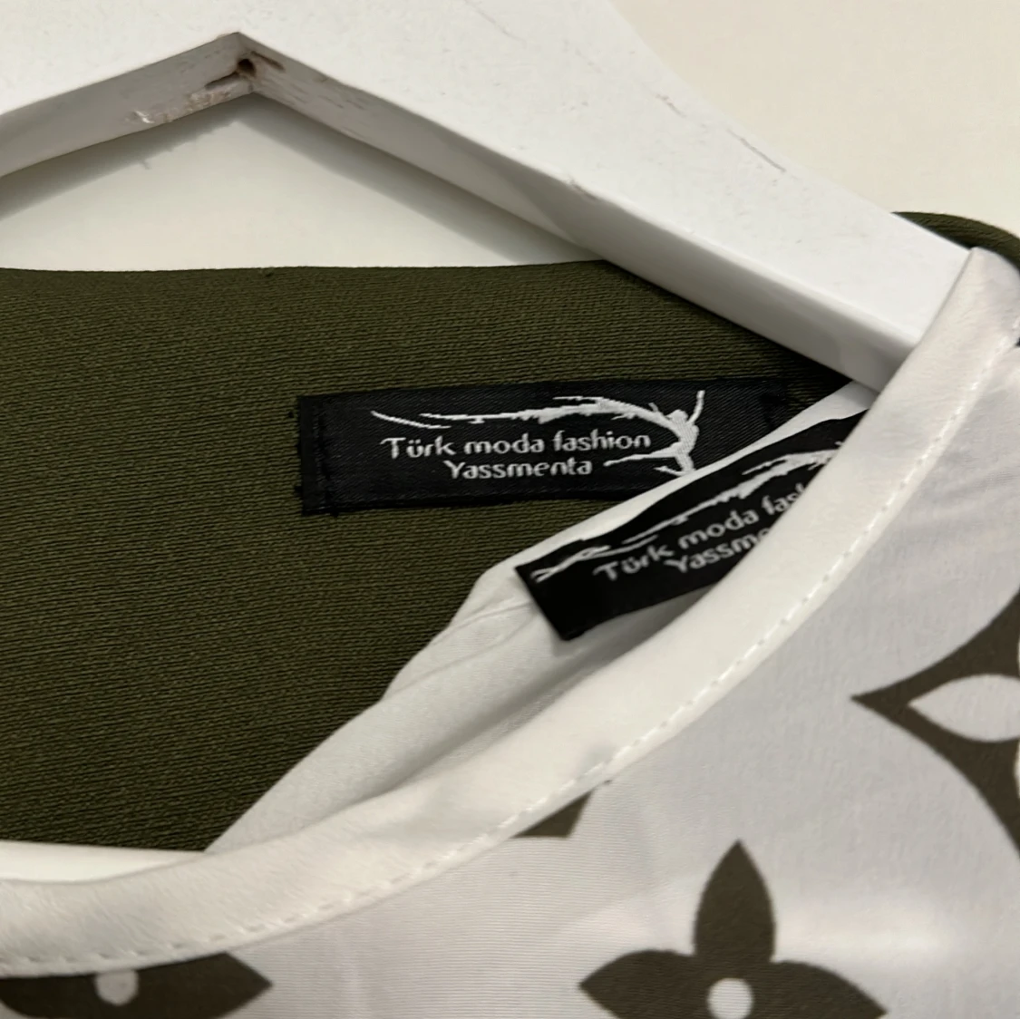 Olivgrön lång jacka med mönstrad insida - 91