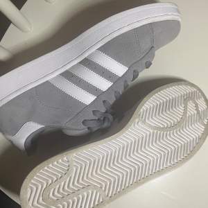 Hej! Jag säljer nu mina Adidas Campus 2 skor som jag beställde från Zalando för en tid sedan. De har knappt använts, så de är i mycket gott skick och har tagits väl hand om. Jag har även kvittot digitalt tillgängligt. Kontakta mig om ni har frågor! 