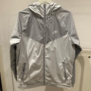 Nike Jacka Herr - Säljer en vårjacka från Nike, herrstorlek.