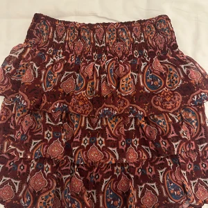 Röd volangkjol  - Skitsnygg röd volang kjol som tyvärr inte kommer till användning. Den är i strl xs men är väldigt stretchig så passar även S och M