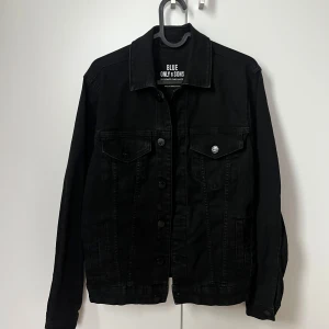 Jack and Jones jeans jacka  - Säljer denna super fina Jack and Jones jeans jacka som aldrig använts , den har bara hängt i garderoben , storlek Xs för herr