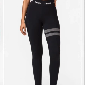 Tränings tights  - Säljer mina tränings tights från stronger! Dom är i väldigt bra skick, Aldrig använda. Säljer pågrund av att dom inte kommer till användning💕