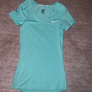 Nike Pro V ringad Träningstshirt - Storlek XS. Nike Pro. Träningstshirt.