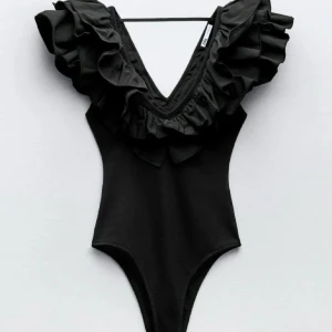 Zara body - Säljer denna super snygga zara body då den inte passar! Skicka prisförslag!💘Högsta bud just nu 450!