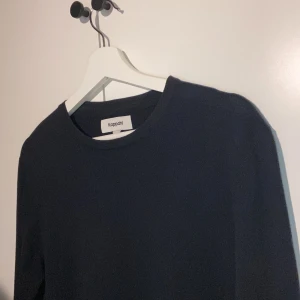 Mörkblå sweatshirt från Kappahl - Mörkblå sweatshirt, från Kappahl, bra kvalitet 