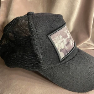 Diverzo  - Säljer denna Diverzo keps då den inte kommer till användning något. Kepsen är använd 2/3 gånger. Du kan även höra av dig om du vill lägga billigare eller dyrare pris! Är du intresserad eller vill ha fler bilder hör gärna av dig!😊