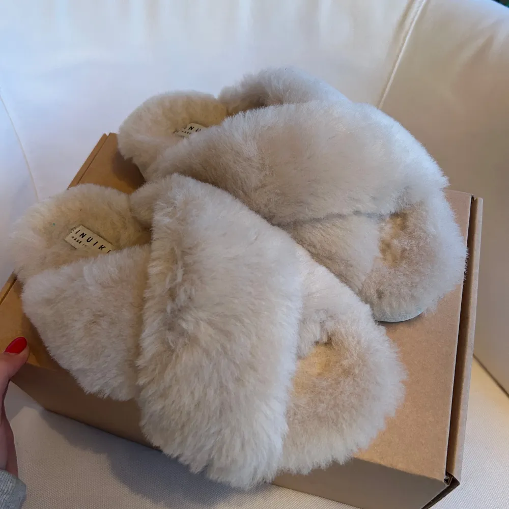 Inuikii tofflor fluffiga, endast testade. Storlek 38. 800kr+frakt. Kengät.
