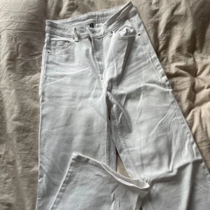 Raka high waist jeans  - Fina vita raka high waist jeans, använda få gånger och är i mycket bra skick. Strl 36 och säljes för 90kr