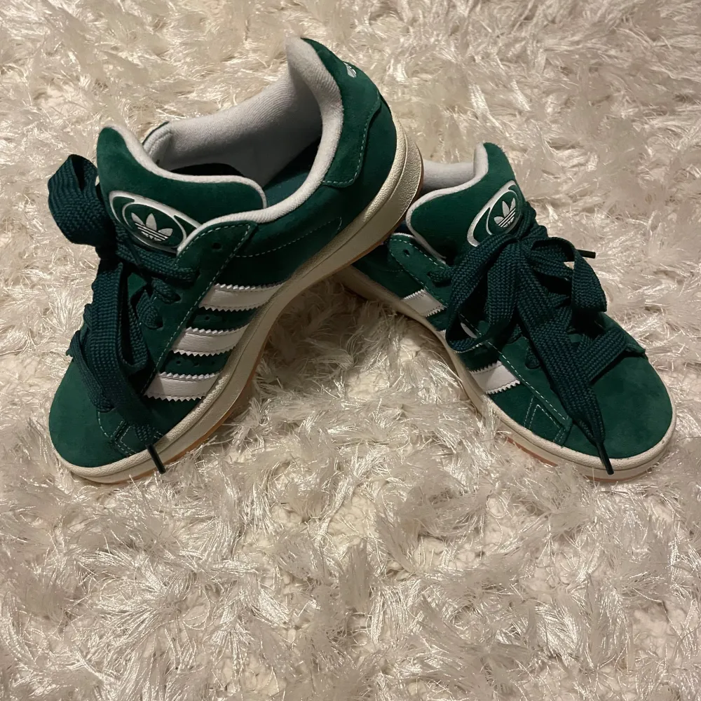 Säljer dessa jättepopulära adidas campus skor! Endast provade en gång, det är bara trycka på köp nu💚. Skor.