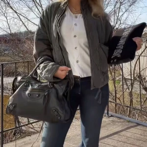 Populär jacka från Zara - Säljer denna superfina jacka från zara, nypris 859kr och perfekt nu till hösten🍁🧡Endast använd en gång, den är så gott som ny! Första bilden är lånad.