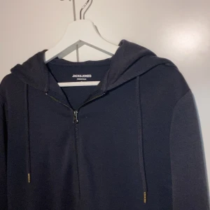 Marinblå zip hoodie  - Från jack&jones, bra kvalitet 