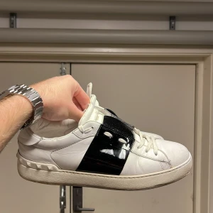 Valentino open - Säljer nu mina valentino opens i svart färg. Storlek 41 men passar även 42. Skorna är i okej skick. Som ni ser på bilderna så har skorna även öppnat sig lite där man sätter i fötterna. Sulan under är också fixad, därav priset. Kommer med dustbag.