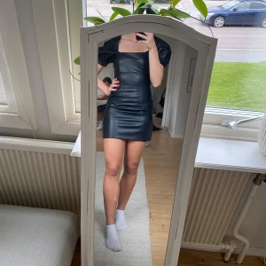 Skinn klänning  - Skinnklänning från HM med snörning i ryggen Använd 1 gång