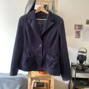 Marinblå manchesterkavaj - Marinblå manchesterkavaj köpt second hand, liten i storleken så skulle säga 36 snarare än 38. Nyskick! ❤️