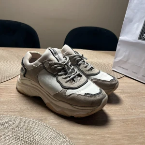 Sneakers - Fint skick! Från märket Bronx i storlek 36. 
