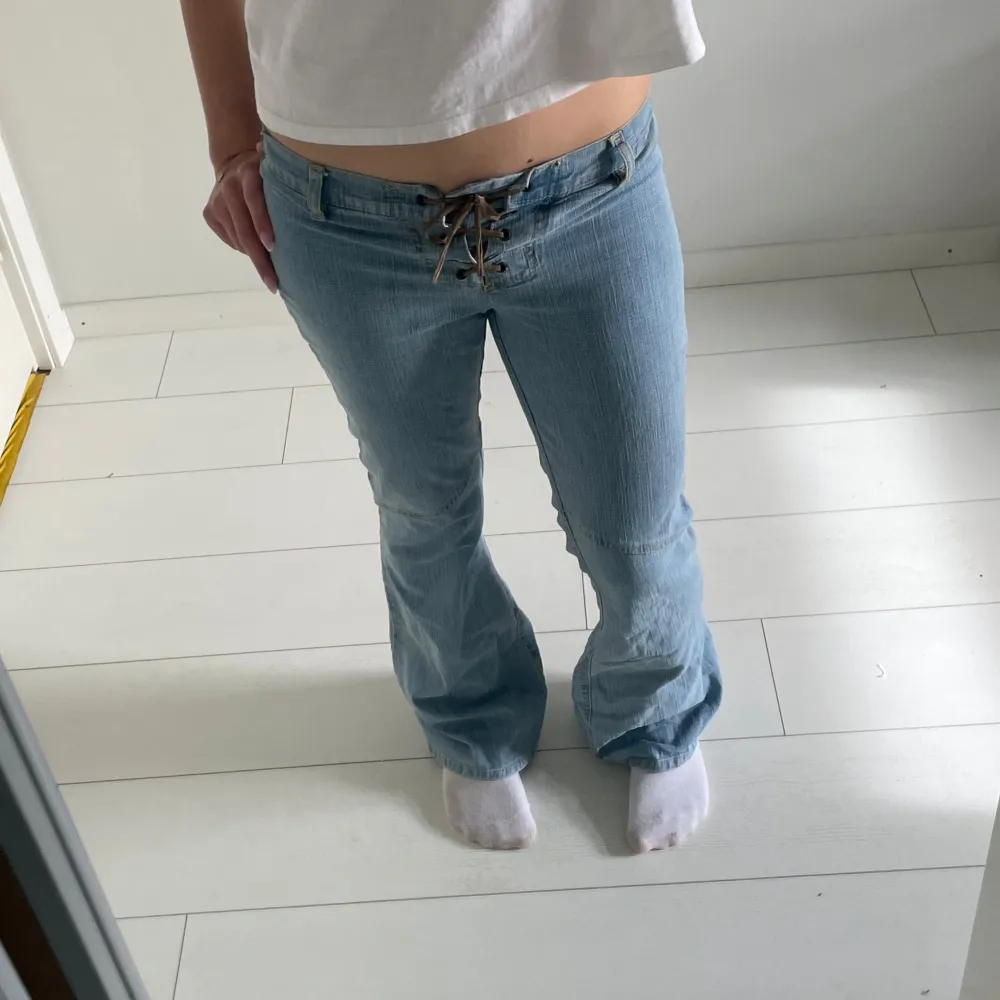 Lågmidjade bootcut jeans  Midjemåttet 38  Innerbenslängd 82 Ytterbenslängd 103. Jeans & Byxor.