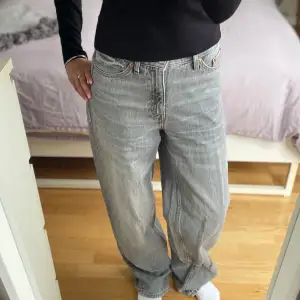 Gråa jeans från Weekday i modellen ”rail mid loose jeans”💕 storlek w28 L32. De är lite slitna längst ner pga att de har släpat i marken! Originalpris 560kr