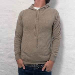 Beige hoodie i kashmir - En as schysst Kashmir hoodie från John henrick. Storlek s och modellen på bilden är ca 183 cm. Fint skick., köp för endast 799kr.