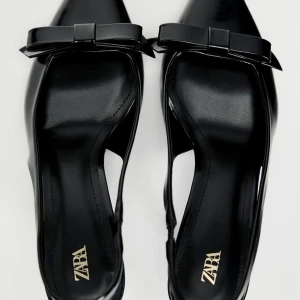 Svarta klackar  - Perfekta svarta klackar från zara med rosett. Älskar dom själv men säljer då dom är för stora🥲