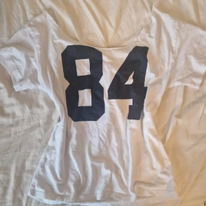 Tröja - Over the sleeve tröja med 84 på den 