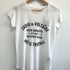 Zadig & Voltaire T-shirt - Så fin o basic T-shirt från Zadig&Voltaire i storlek S. Nypris 950kr. Väldigt ny så nästan aldrig använd. 🤍🤍🖤🖤