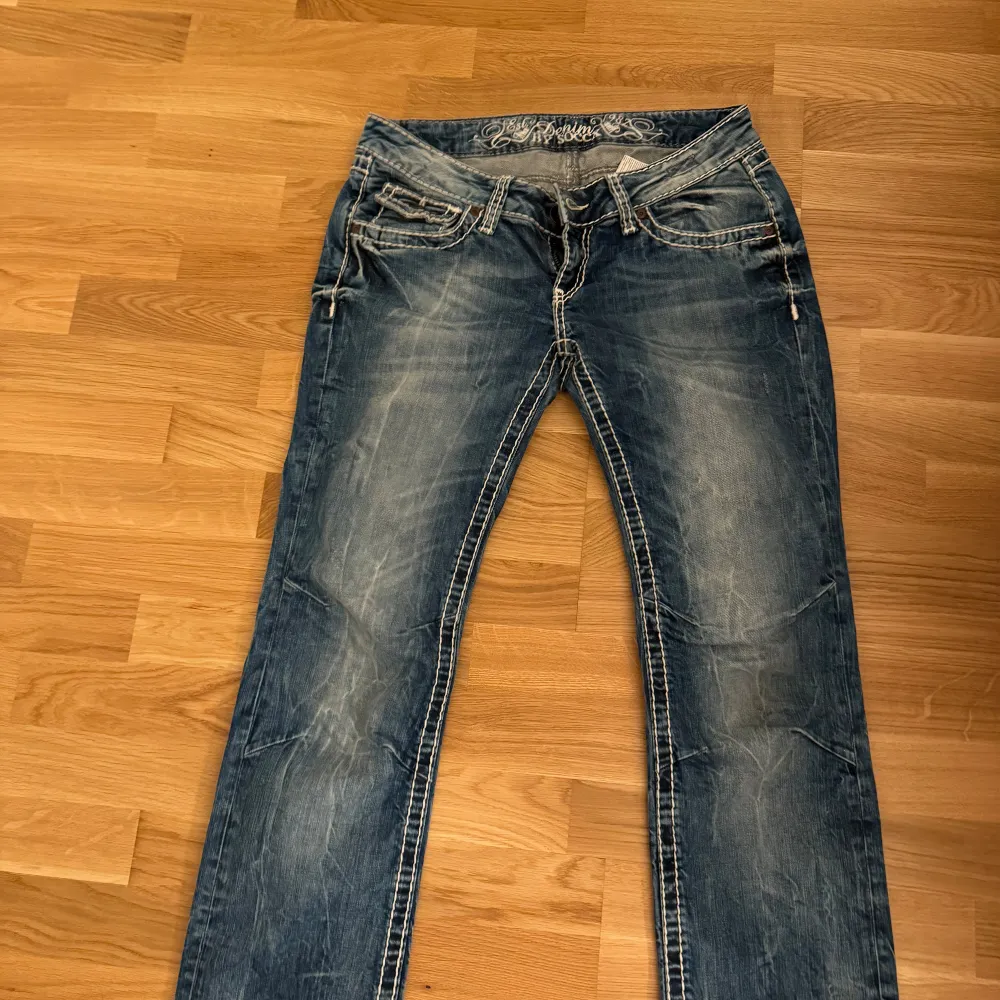 Jättefina lågmidjade jeans som tyvärr är lite för stora i midjan för mig. Midjemåttet är 41 cm och innerbenslängd 79cm💕Kontakta mig för fler frågor😊. Jeans & Byxor.